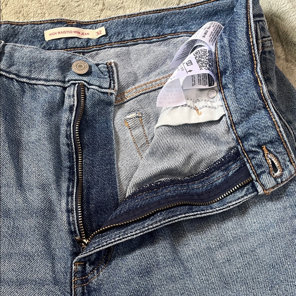 Levi’s High Waisted Mom Jeans - Picture 3 of 7